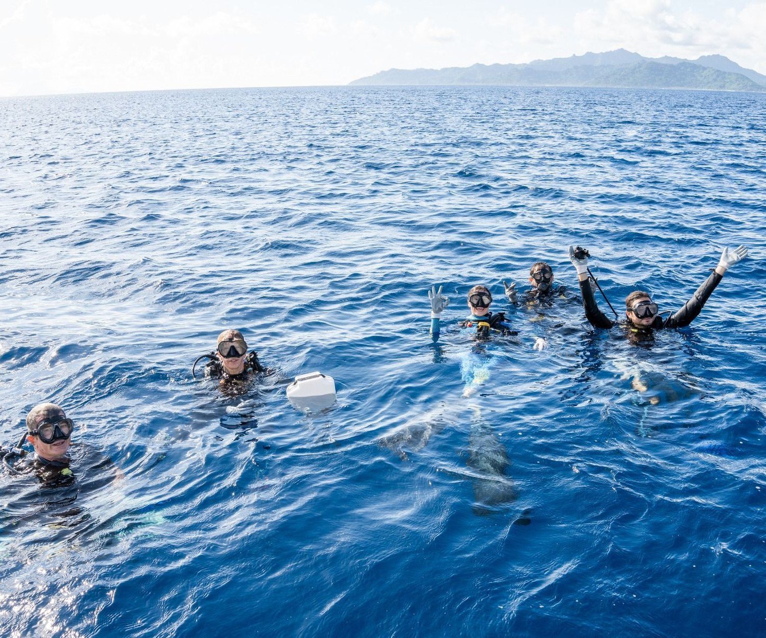 Les plongeurs de la mission de Raiatea à la surface