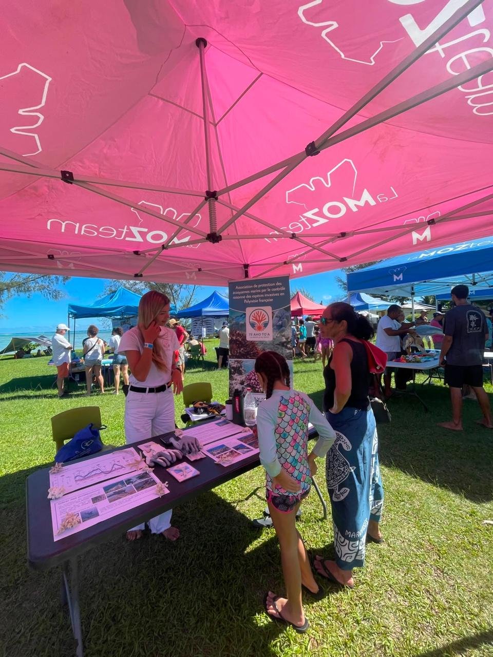 Échanges avec le public sur notre stand lors de la Journée de l’océan.